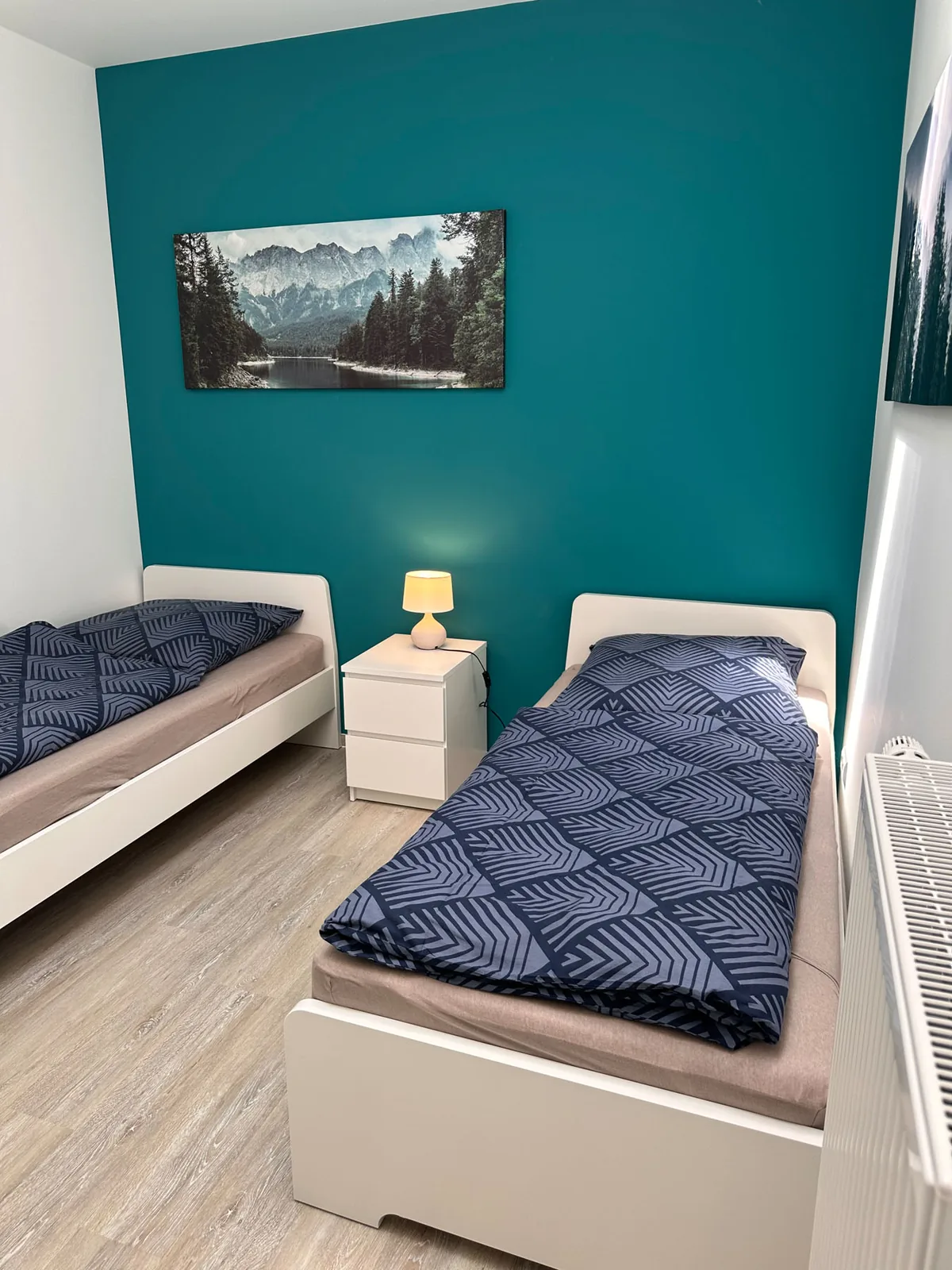 Schlafzimmer mit Einzelbetten in der Ferienwohnung Altstadtglück