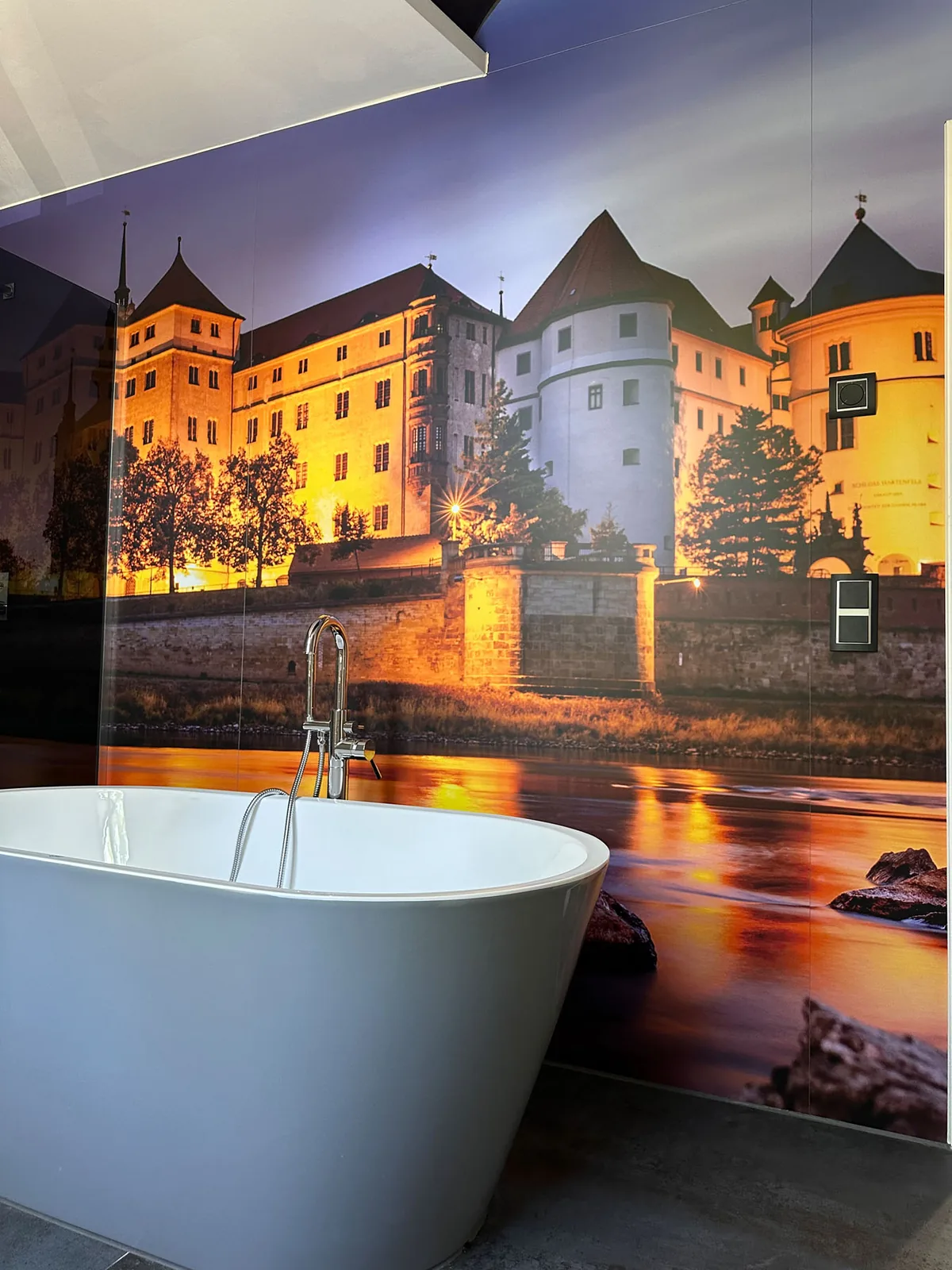 Badewanne vor dem beleuchteten Schloss-Hartenfels-Motiv