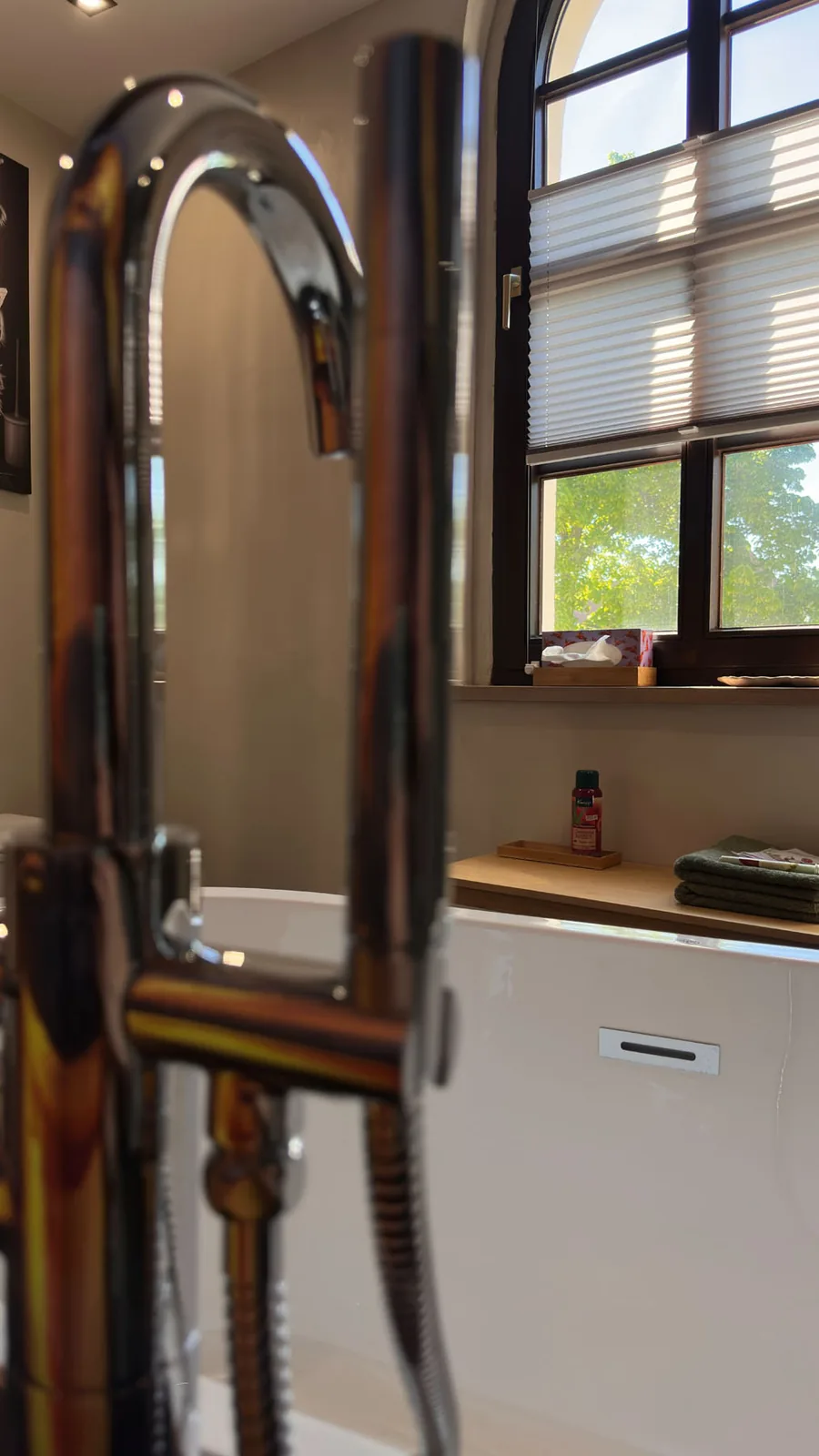 Badewannenarmatur am Fenster im Badezimmer der Ferienwohnung Schlossblick
