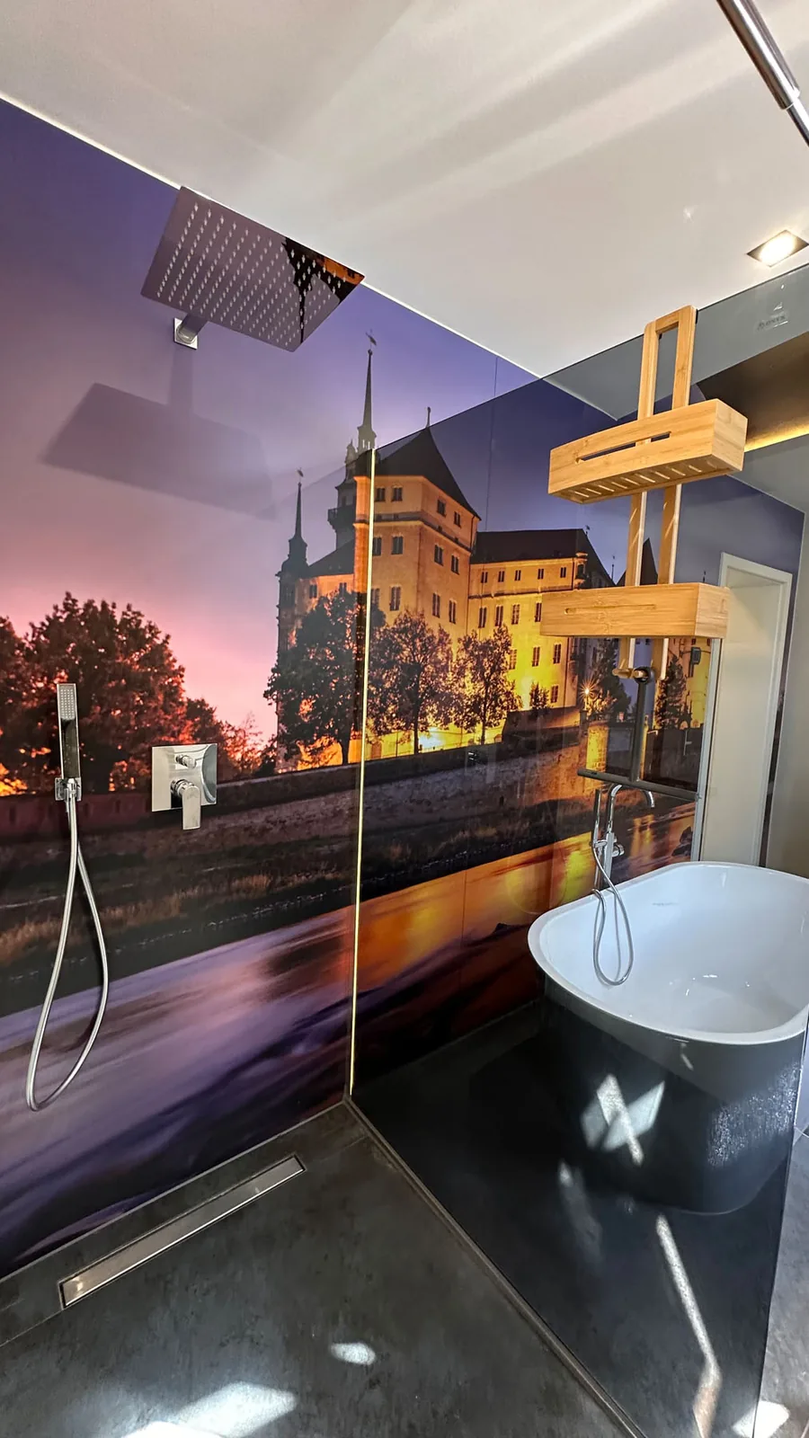 Badezimmer mit Schloss-Hartenfels-Motiv in der Ferienwohnung Schlossblick