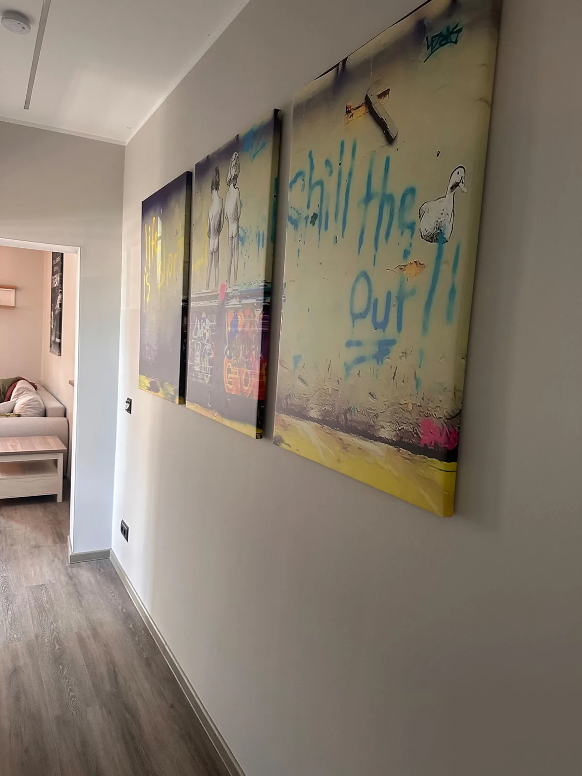 Flur mit modernen Kunstwerken in der Ferienwohnung Schlossblick