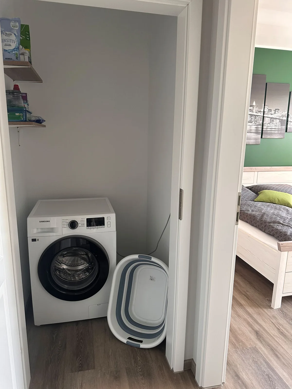 Hauswirtschaftsbereich mit Waschmaschine in der Ferienwohnung Schlossblick
