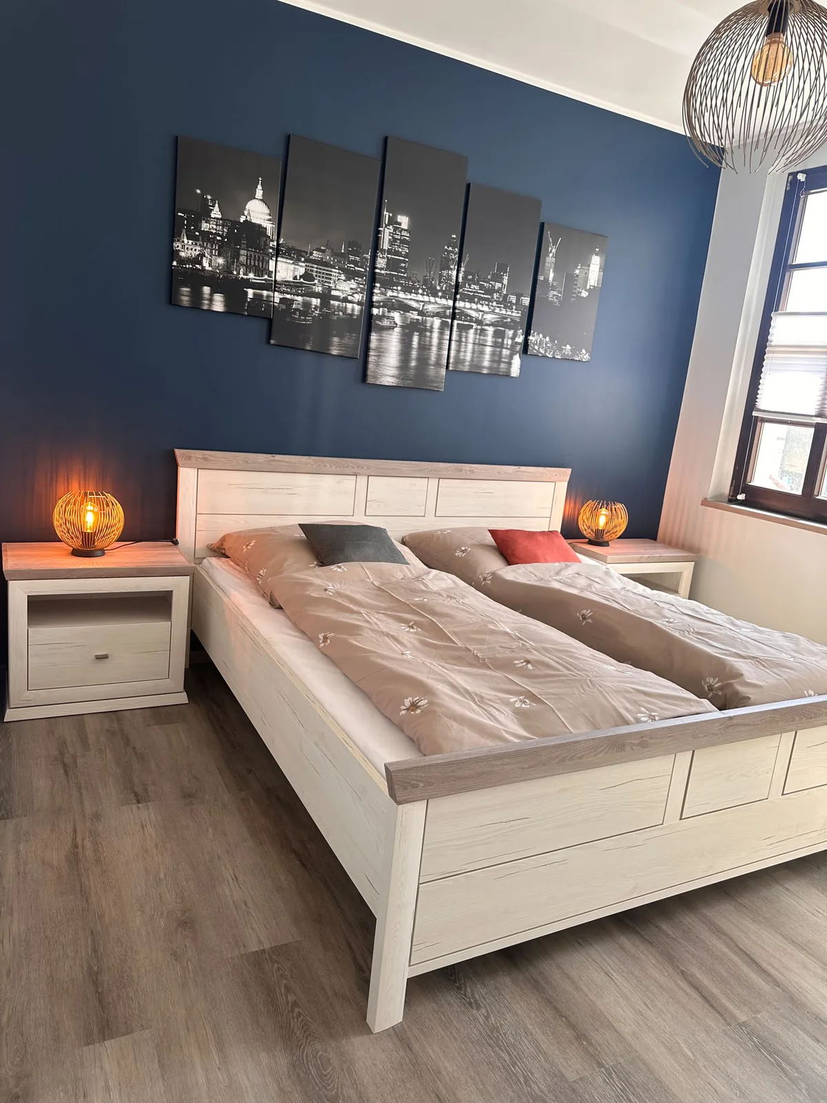 Erstes Schlafzimmer mit Doppelbett in der Ferienwohnung Schlossblick
