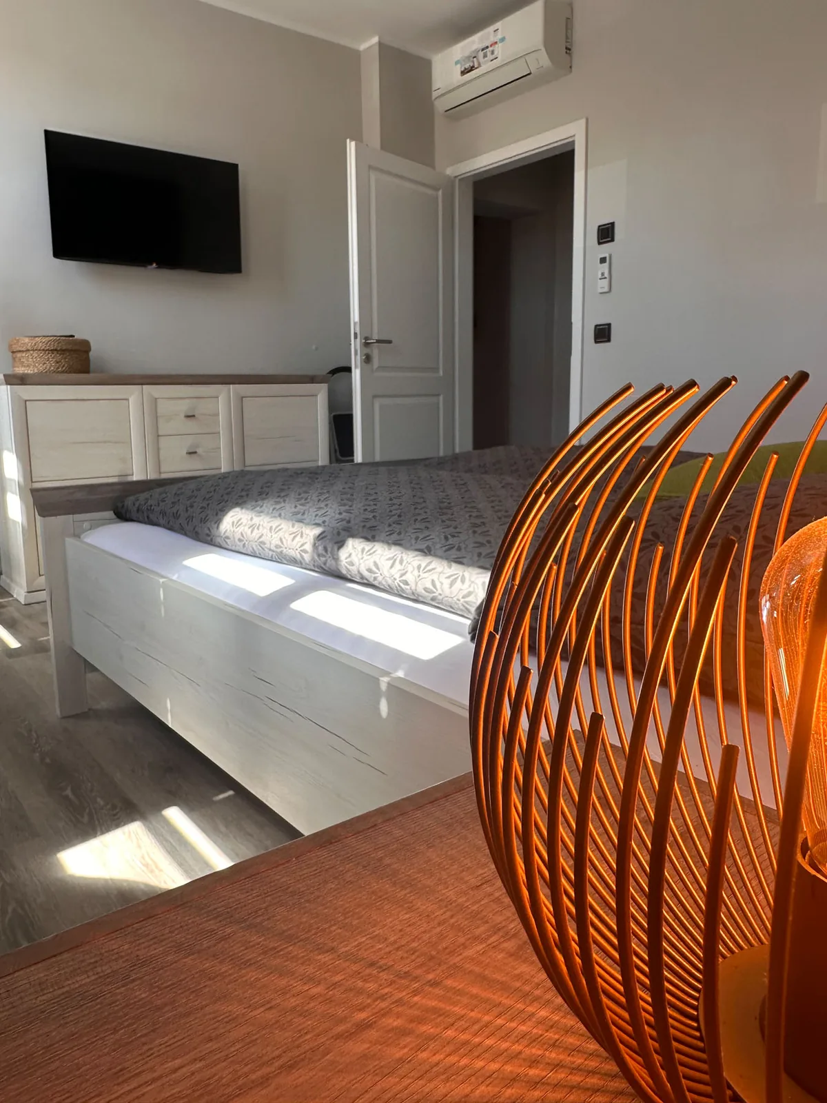 Schlafzimmer mit Doppelbett und Fernseher in der Ferienwohnung Schlossblick