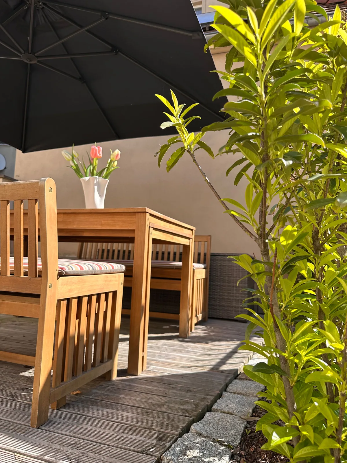 Sitzgruppe auf der Terrasse im Außenbereich der Ferienwohnung Schlossblick