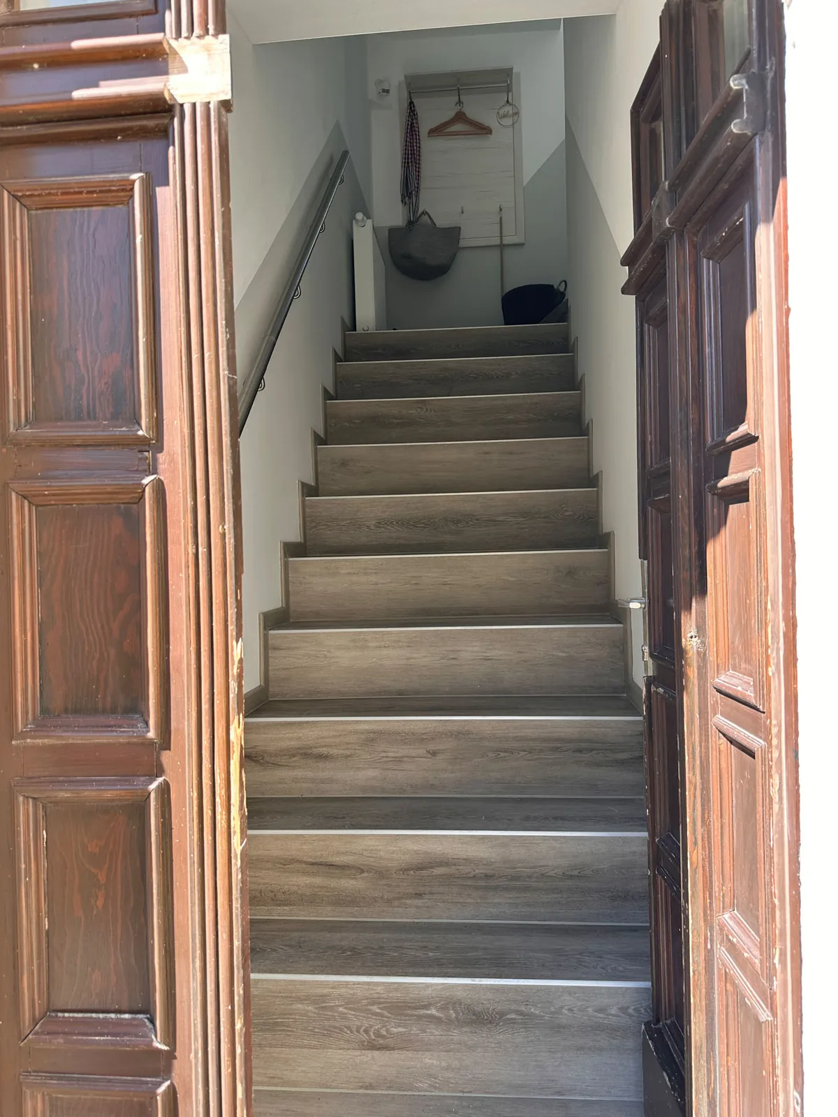 Treppenaufgang zur Ferienwohnung Schlossblick im Obergeschoss