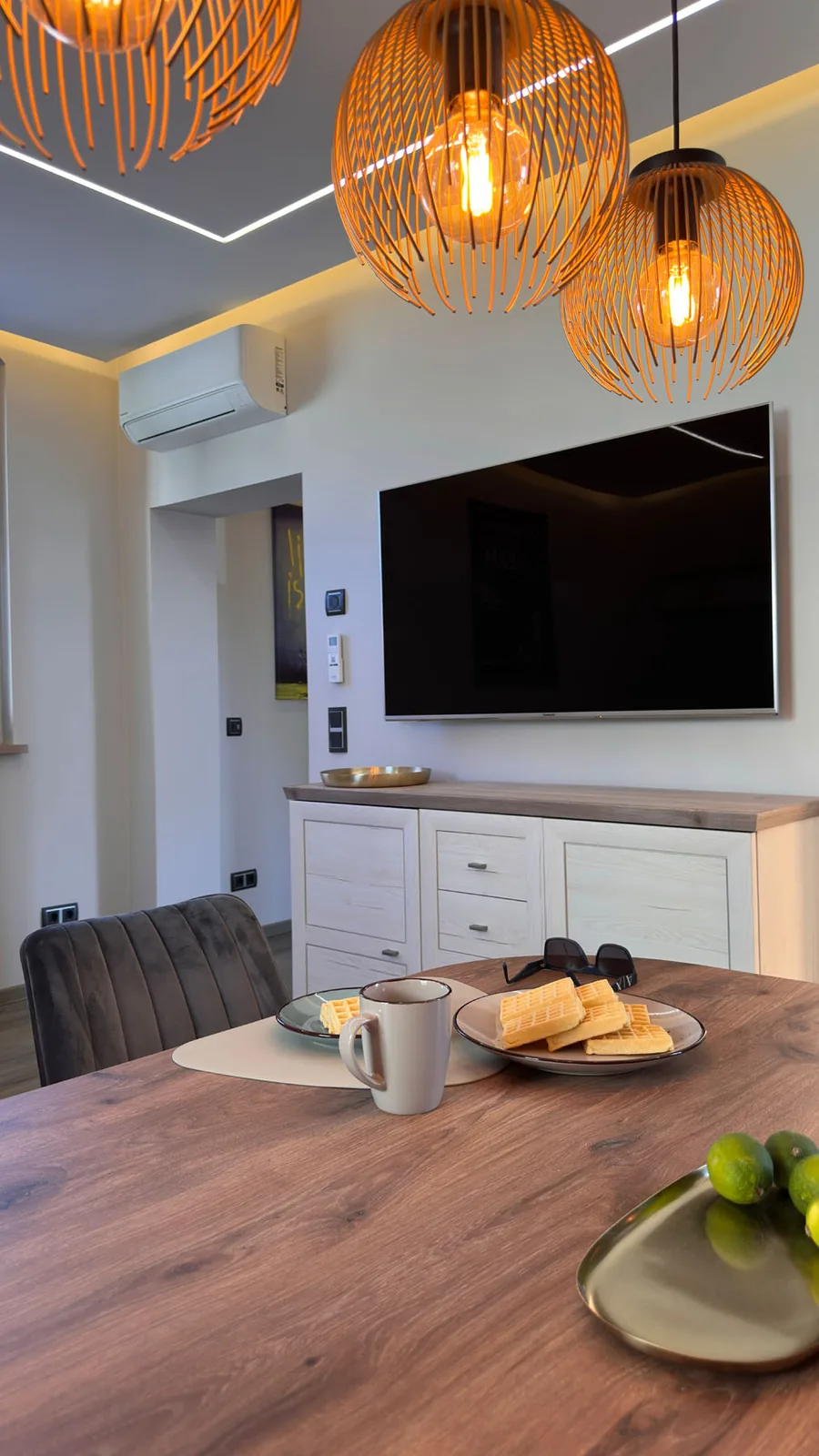Wohnbereich mit Smart-TV und Esstisch in der Ferienwohnung Schlossblick