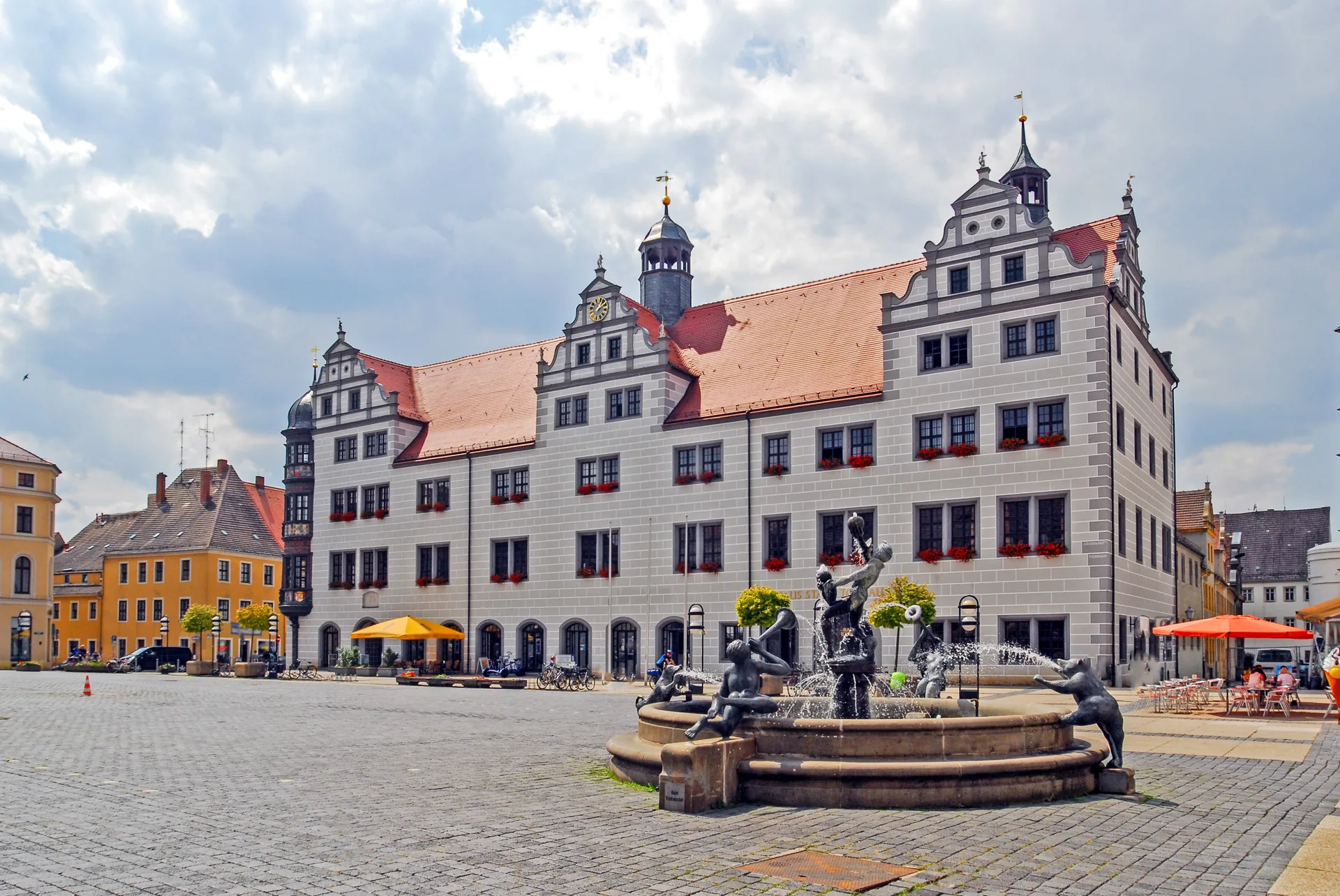 Torgauer Marktplatz mit Renaissance-Rathaus und Marktbrunnen bei Tageslicht