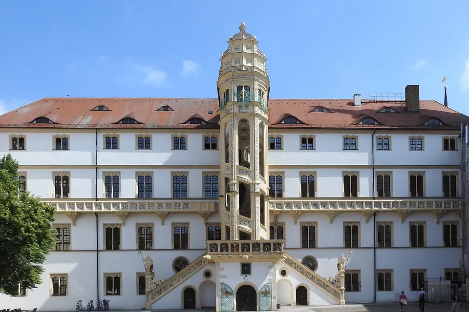 Gesamtansicht des Großen Wendelsteins im Schlosshof von Schloss Hartenfels