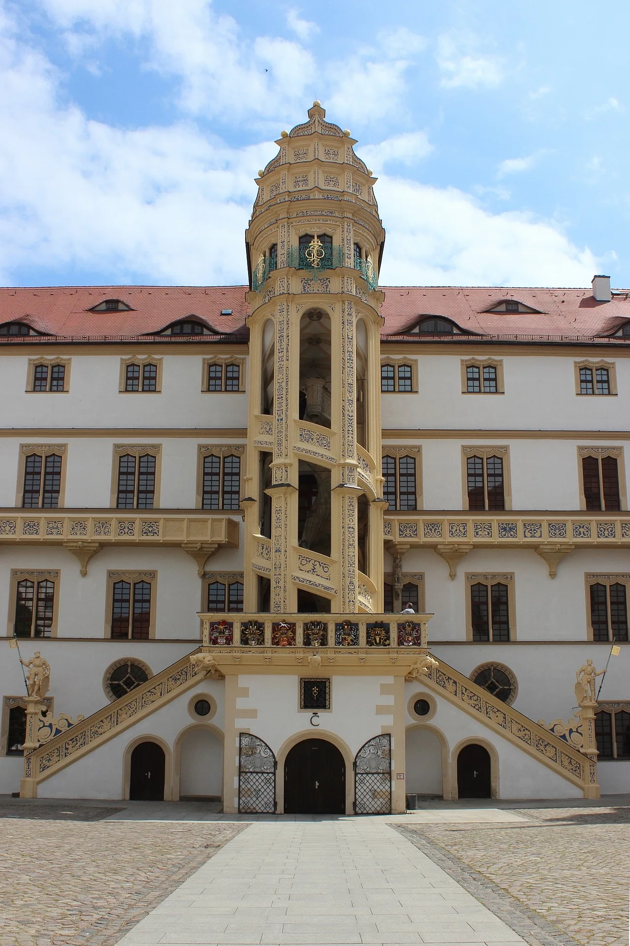 Nahaufnahme des Großen Wendelsteins im Schlosshof von Schloss Hartenfels