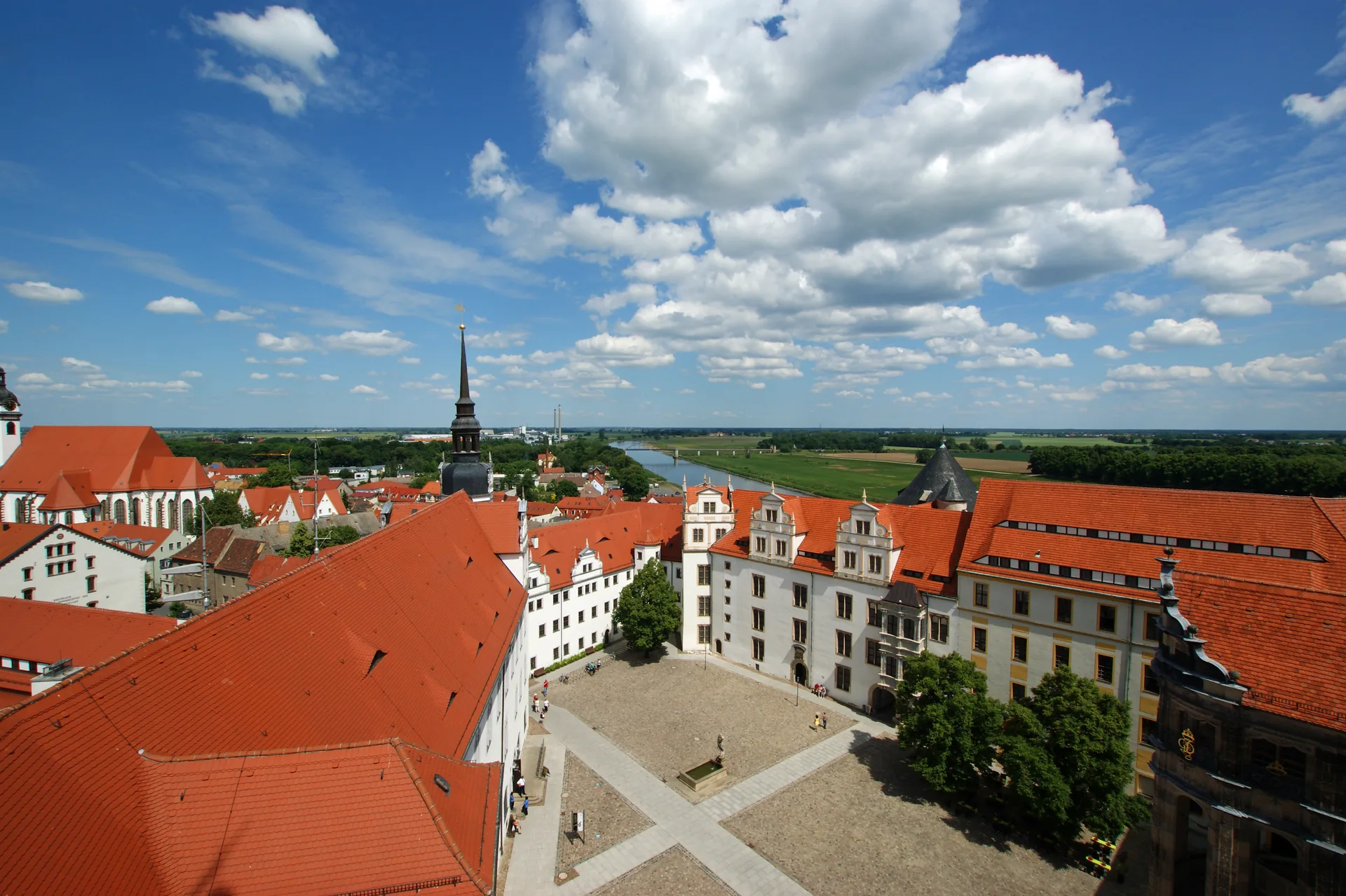 Panoramablick über den Schlosshof von Schloss Hartenfels und die Elblandschaft