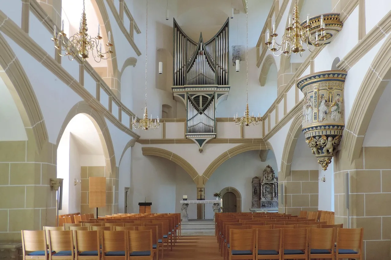 Innenraum der Schlosskapelle von Schloss Hartenfels in Torgau mit Kanzel und Orgel